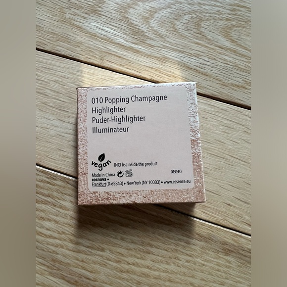 ESSENCE COSMETICS | Pure Nude Highlighter 010 - Picture 3 of 4